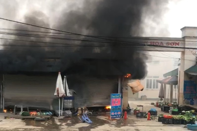 Cháy từ cột điện lửa lan vào các ki ốt chợ, tiểu thương hốt hoảng  - ảnh 2