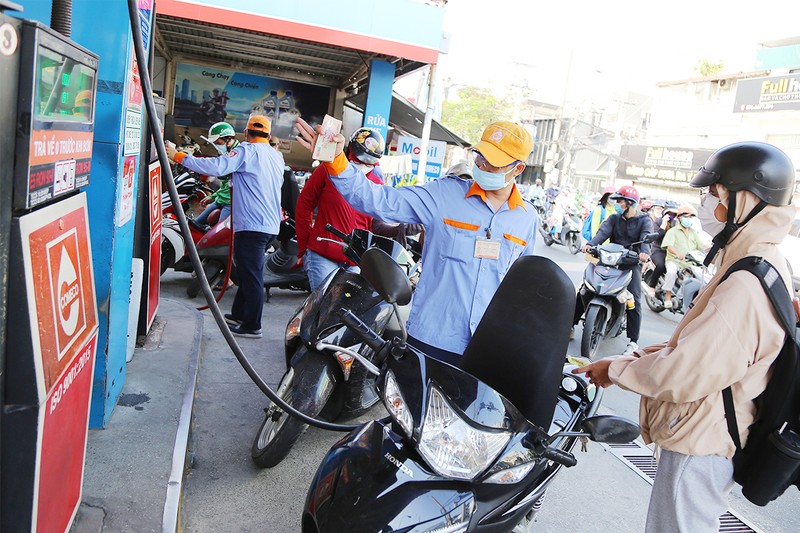 Giảm thuế để hạ giá xăng: 1 mũi tên trúng 2 đích - ảnh 1