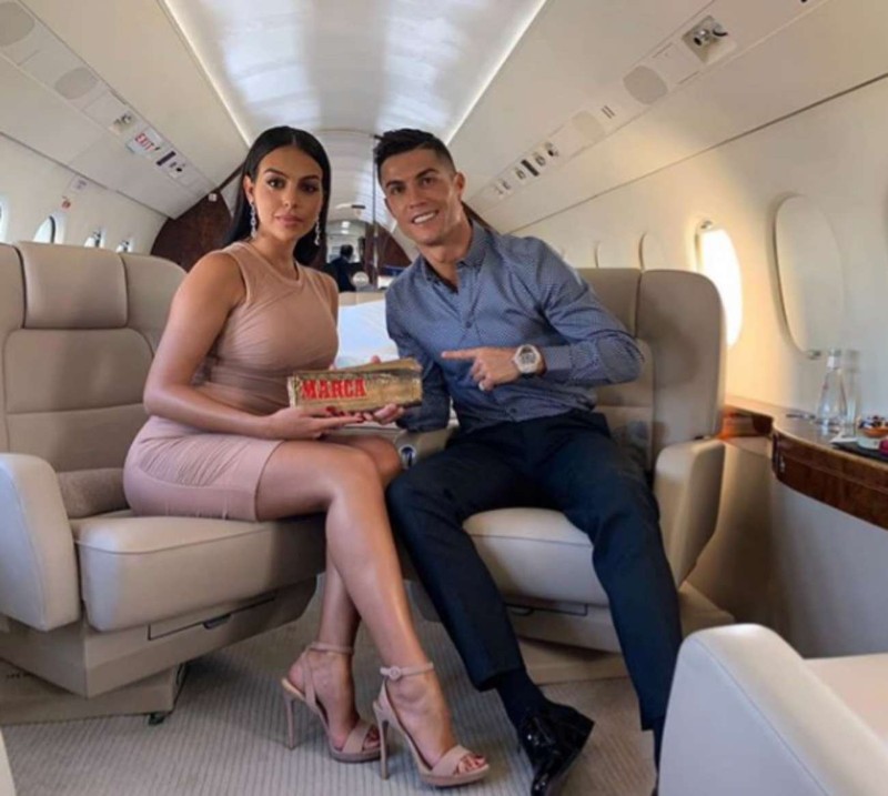 Bên trong máy bay riêng của Ronaldo và bạn gái Georgina có gì? - ảnh 2