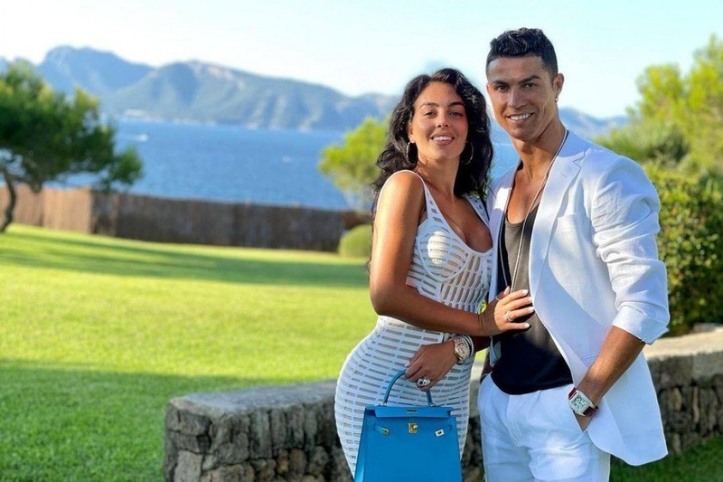 Siêu mẫu Georgina: 'Đời tôi thay đổi khi gặp Ronaldo'  - ảnh 2