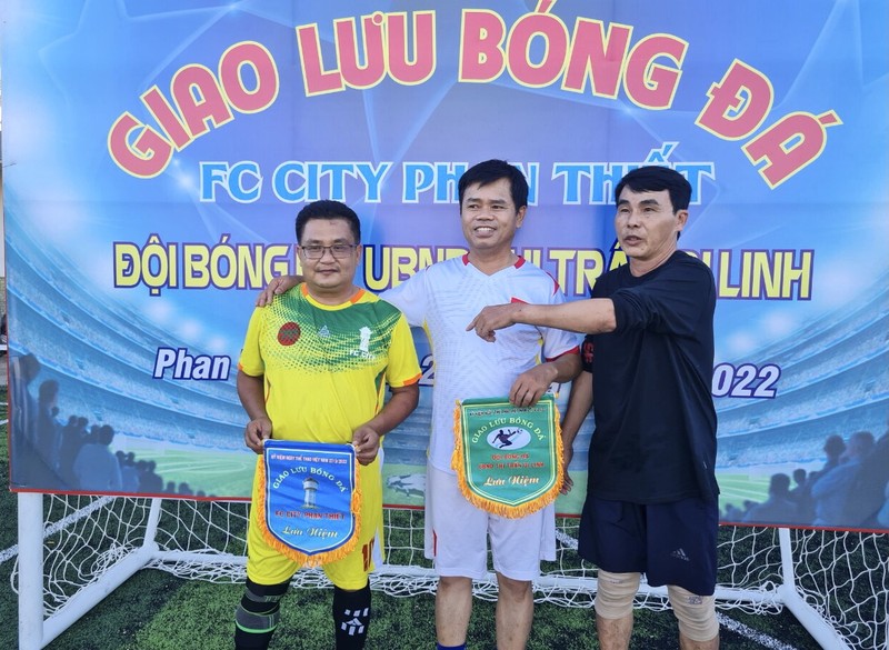 Đá bóng giao hữu kỷ niệm ngày Thể thao Việt Nam - ảnh 1