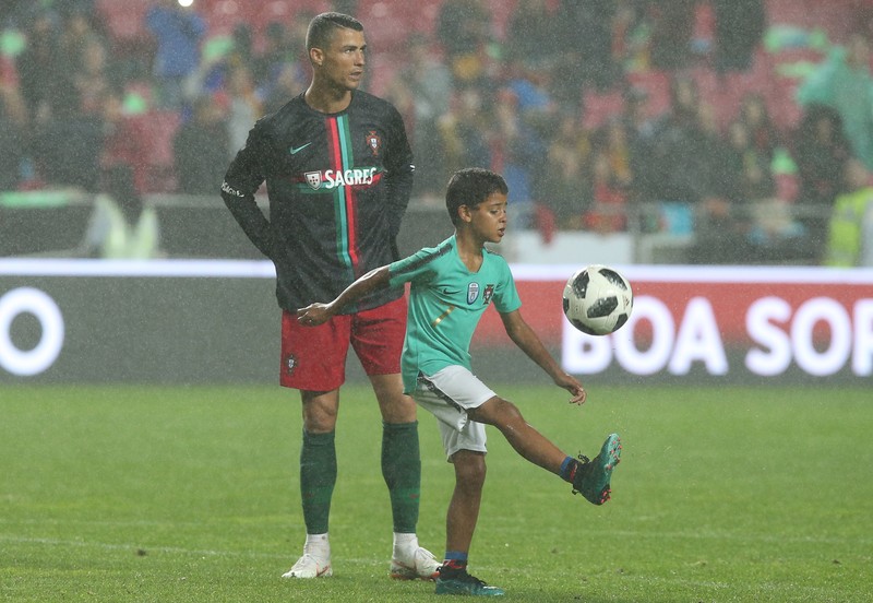 Ronaldo bảo vệ con trai khỏi thị phi của cộng đồng mạng - ảnh 3