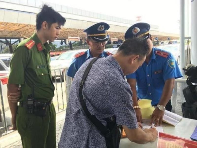 Xử lý nhiều xe không có hợp đồng tại sân bay Tân Sơn Nhất - ảnh 1