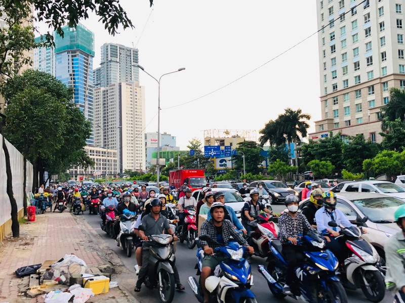 Giao thông khu vực gần cầu Sài Gòn rối rắm - ảnh 2