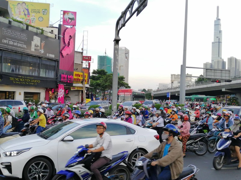 Giao thông khu vực gần cầu Sài Gòn rối rắm - ảnh 3