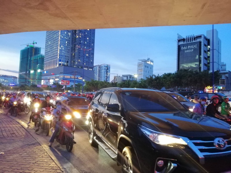 Giao thông khu vực gần cầu Sài Gòn rối rắm - ảnh 4