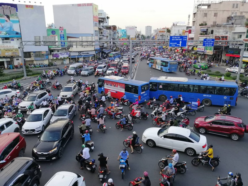 Giao thông khu vực gần cầu Sài Gòn rối rắm - ảnh 5