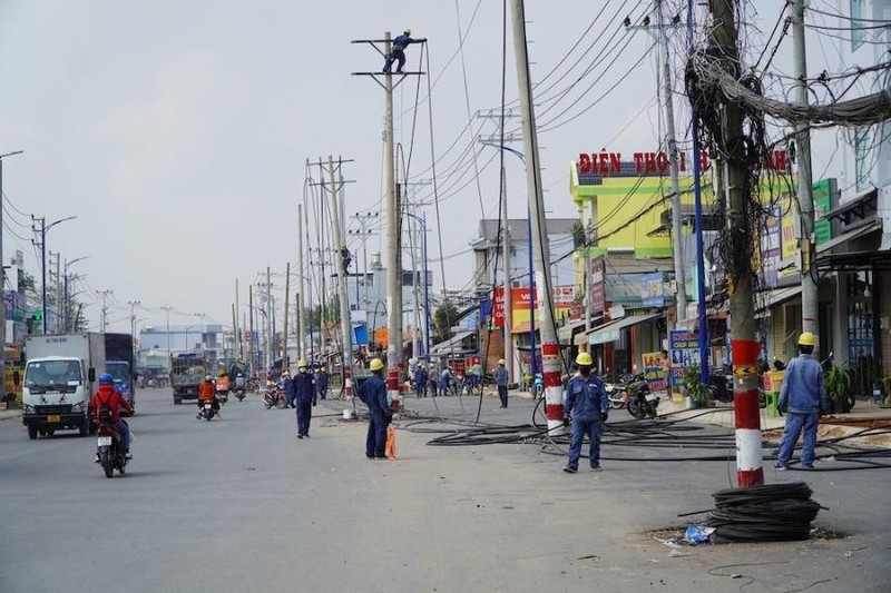 Hàng loạt trụ điện giữa đường Đặng Thúc Vịnh đã được di dời - ảnh 3