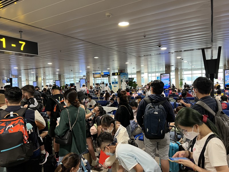Hàng ngàn người xếp hàng về quê tại sân bay Tân Sơn Nhất - ảnh 2