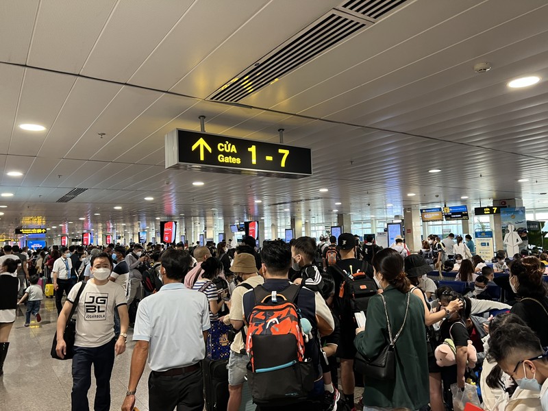Hàng ngàn người xếp hàng về quê tại sân bay Tân Sơn Nhất - ảnh 9