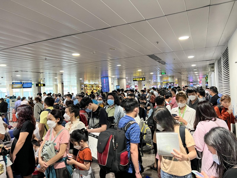 Hàng ngàn người xếp hàng về quê tại sân bay Tân Sơn Nhất - ảnh 1