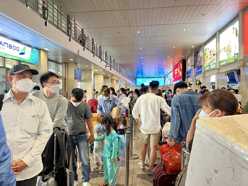 Hàng ngàn người xếp hàng về quê tại sân bay Tân Sơn Nhất - ảnh 8