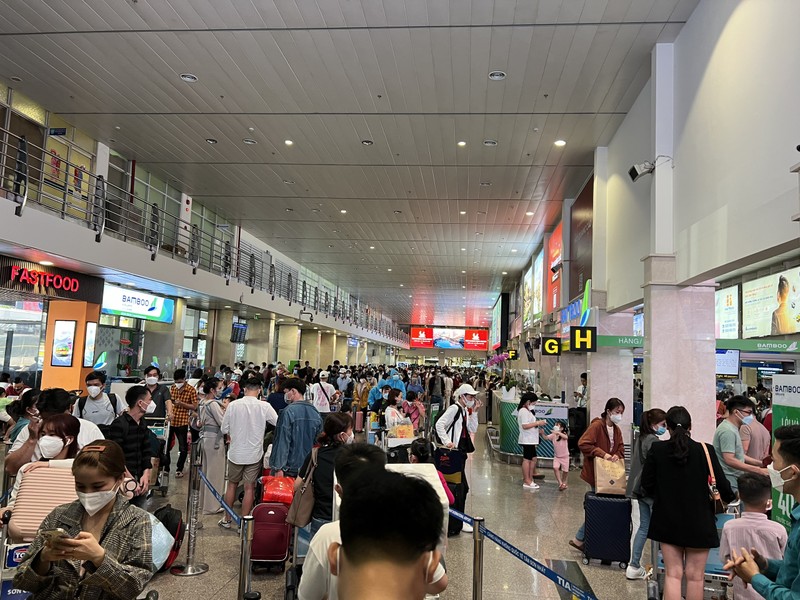 Hàng ngàn người xếp hàng về quê tại sân bay Tân Sơn Nhất - ảnh 7