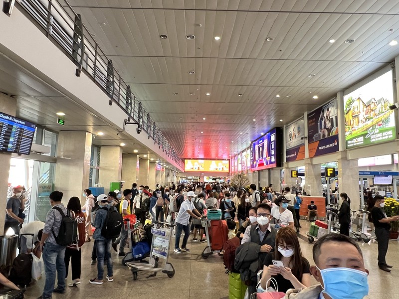 Hàng ngàn người xếp hàng về quê tại sân bay Tân Sơn Nhất - ảnh 5