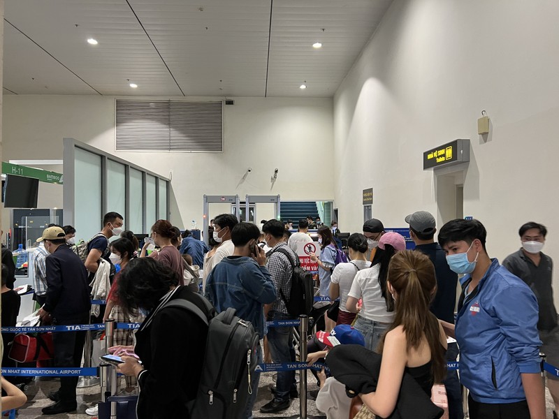 Hàng ngàn người xếp hàng về quê tại sân bay Tân Sơn Nhất - ảnh 3