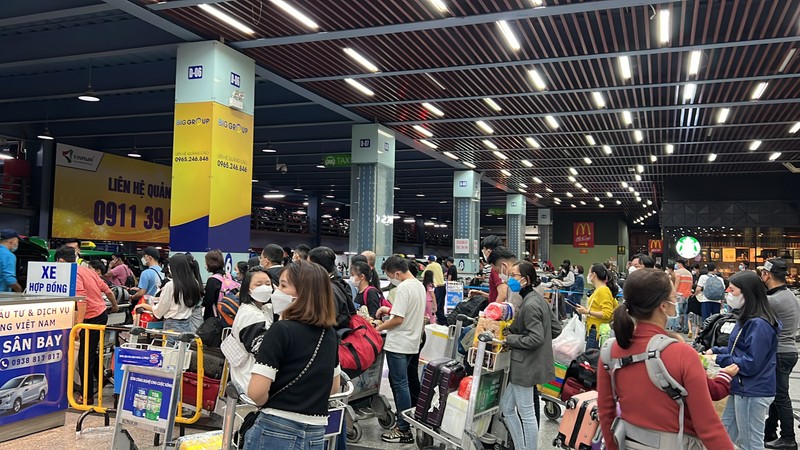 Sở GTVT TP.HCM nói về tình trạng chèo kéo khách ở sân bay Tân Sơn Nhất - ảnh 1