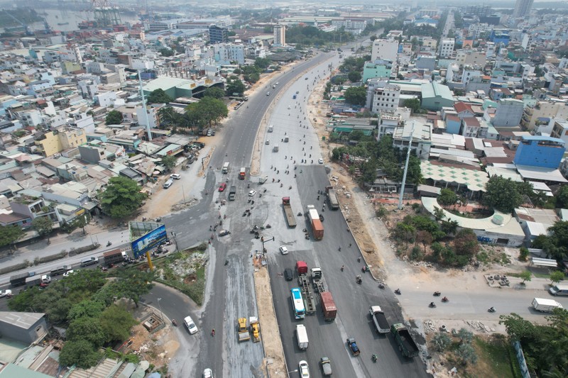 Cận cảnh đại lộ Nguyễn Văn Linh được nâng cấp lên 10 làn xe - ảnh 6