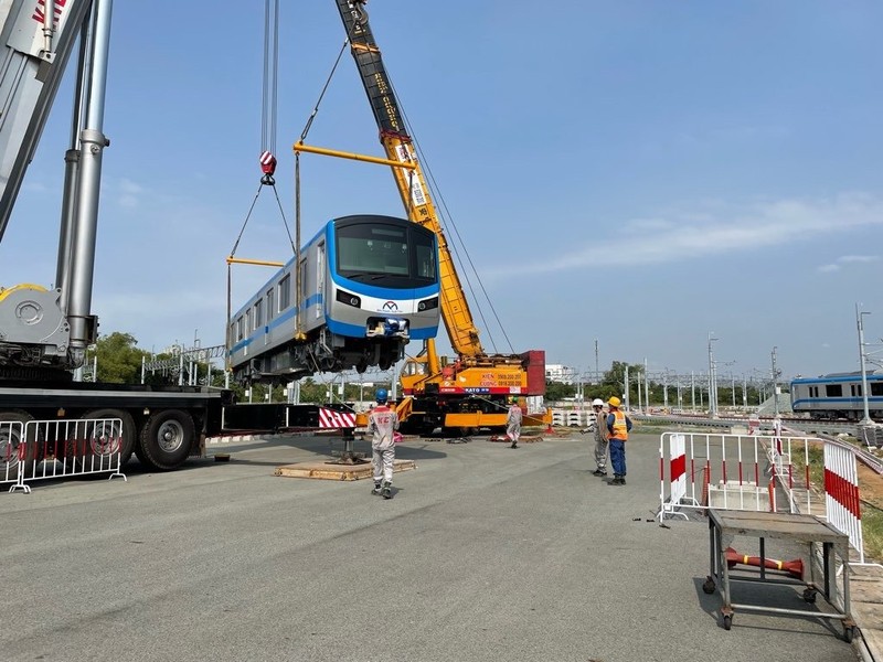 2 đoàn tàu metro được hạ đặt ở đường ray Depot Long Bình, TP Thủ Đức - ảnh 2