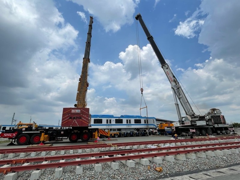 2 đoàn tàu metro được hạ đặt ở đường ray Depot Long Bình, TP Thủ Đức - ảnh 1