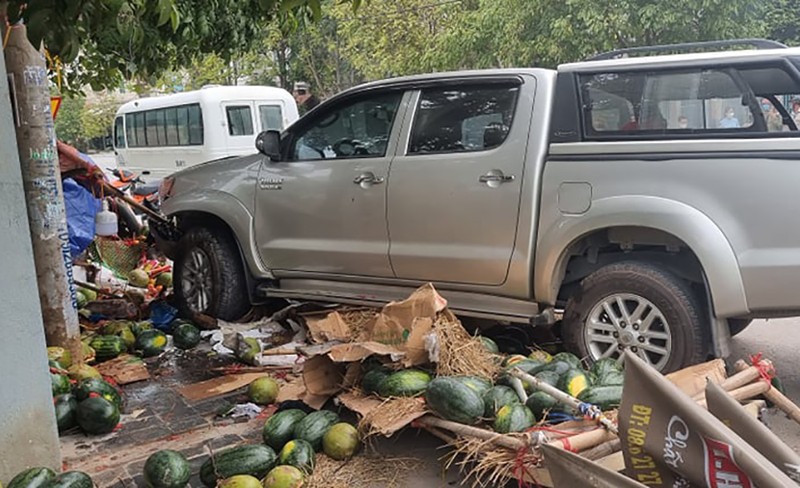 Xe biển xanh lao lên vỉa hè, 2 người đàn ông bán hàng tử vong - ảnh 1