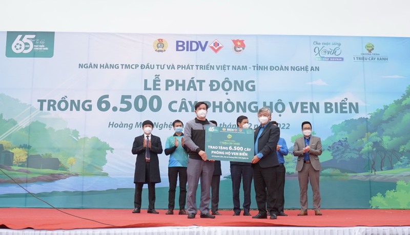 BIDV trồng 6.500 cây phòng hộ ven biển tại Nghệ An - ảnh 1