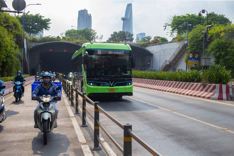 Người dân TP.HCM trải nghiệm VinBus: ‘Như đi du lịch giữa lòng thành phố’ - ảnh 2