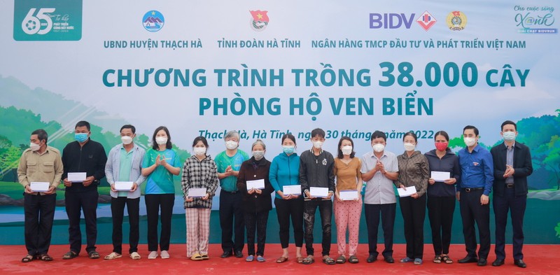 BIDV xây nhà tránh lũ và trồng cây phòng hộ ven biển tại Hà Tĩnh - ảnh 1