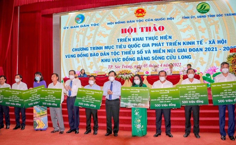 Vietcombank trao 4,5 tỷ đồng hỗ trợ người thiểu số - ảnh 1