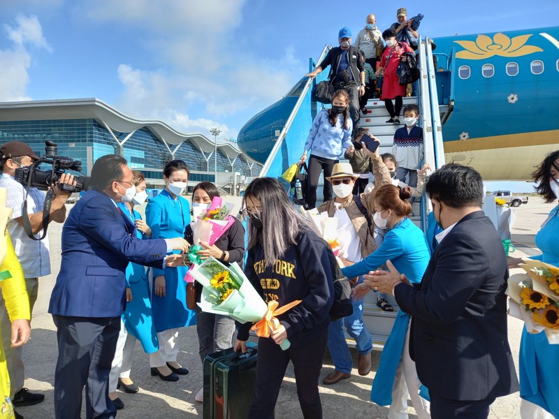 Lãnh đạo Khánh Hòa đón đoàn khách du lịch ngày Mùng 1 tết Nhâm Dần - ảnh 2