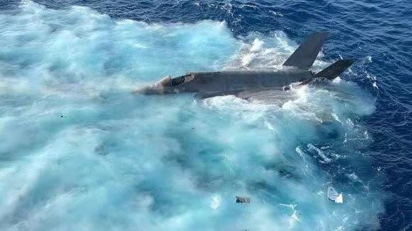 Hé lộ video, hình ảnh chiến đấu cơ F-35C Mỹ rơi ở Biển Đông - ảnh 1