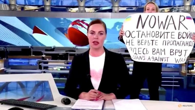 Nữ nhà báo Nga phản đối chiến tranh ngay trên sóng truyền hình bị tòa xử sao? - ảnh 1