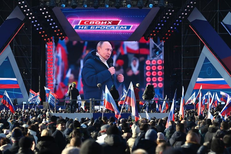 Ông Putin tham dự buổi mít tinh đầu tiên sau khi chiến sự Ukraine bùng nổ - ảnh 2