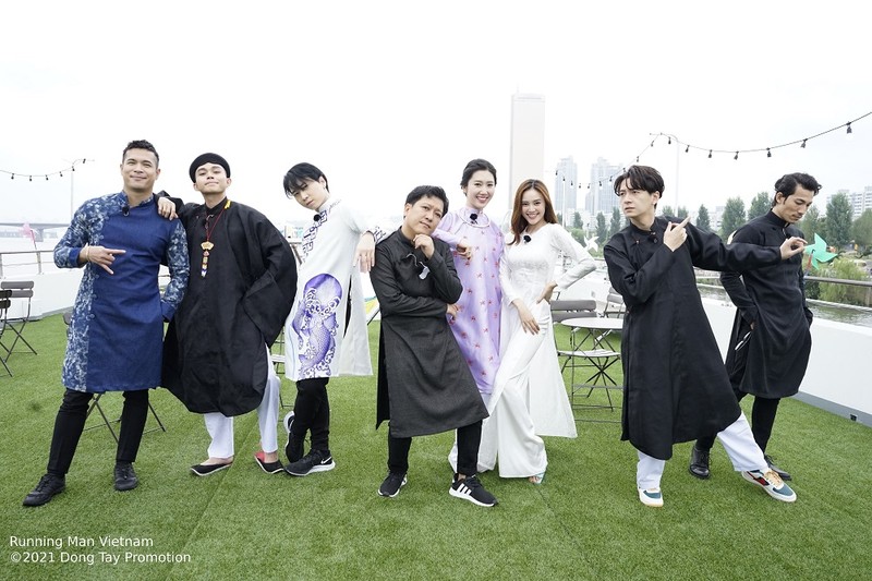 Dàn cast Running Man Vietnam diện áo dài ghi hình tại Hàn Quốc - ảnh 1