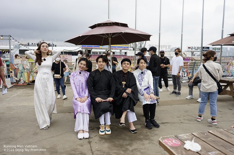 Dàn cast Running Man Vietnam diện áo dài ghi hình tại Hàn Quốc - ảnh 4
