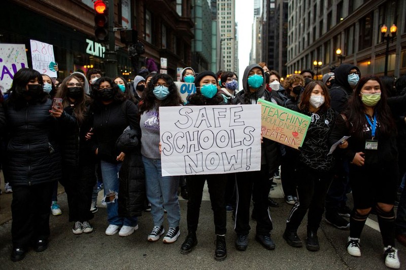 COVID-19 vẫn căng, học sinh Mỹ tuần hành phản đối học trực tiếp tại trường - ảnh 1