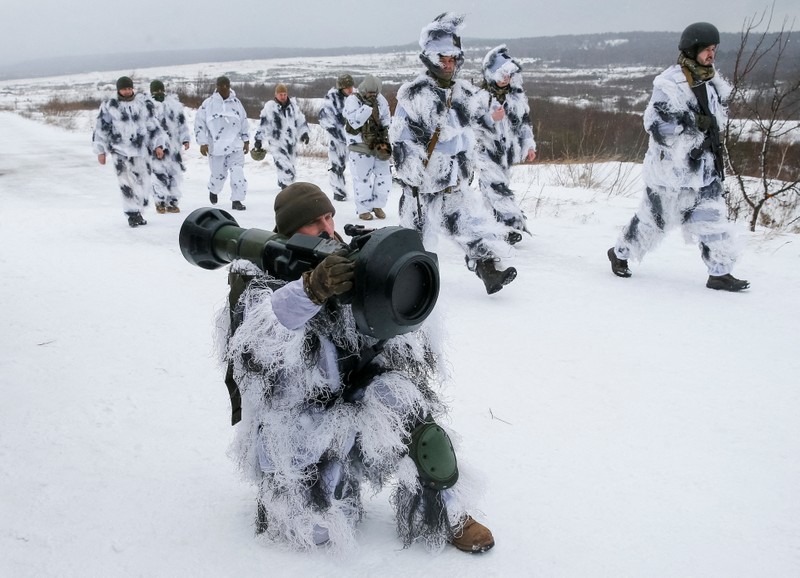 Ảnh: Lính Ukraine huấn luyện với tên lửa chống tăng Anh mới chuyển giao - ảnh 1