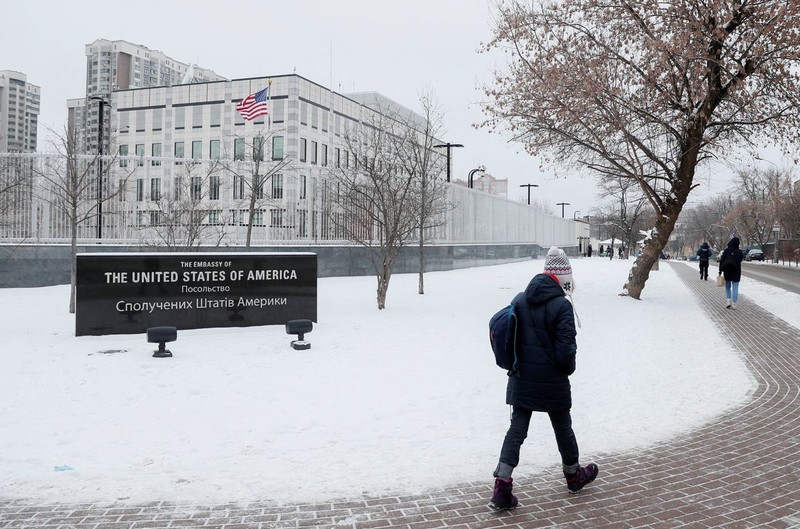 Mỹ gấp rút sơ tán hầu hết nhân viên sứ quán, cố vấn quân sự khỏi Ukraine - ảnh 1