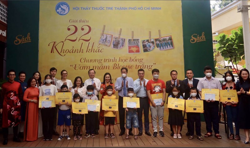 22 sinh viên, con em y bác sĩ TP.HCM nhận học bổng 'Ươm mầm blouse trắng' - ảnh 1