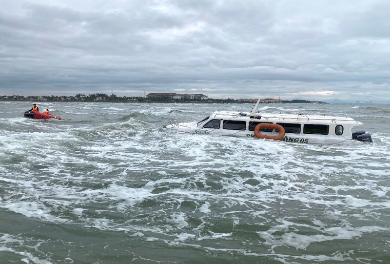 Vụ lật ca nô ở biển Cửa Đại: Lo ngại về ca nô đóng kín, khó thoát hiểm - ảnh 1