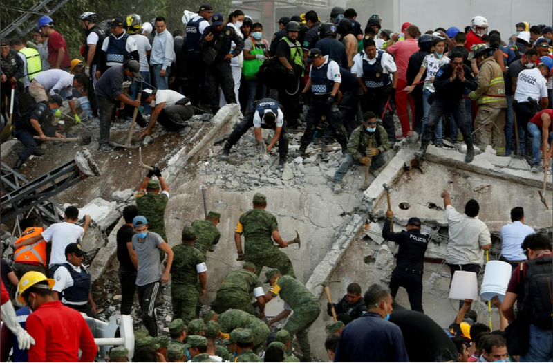 Cứu hộ được thực hiện khẩn trương ở thủ đô Mexico City (Mexico) ngày 19-9. Ảnh: REUTERS