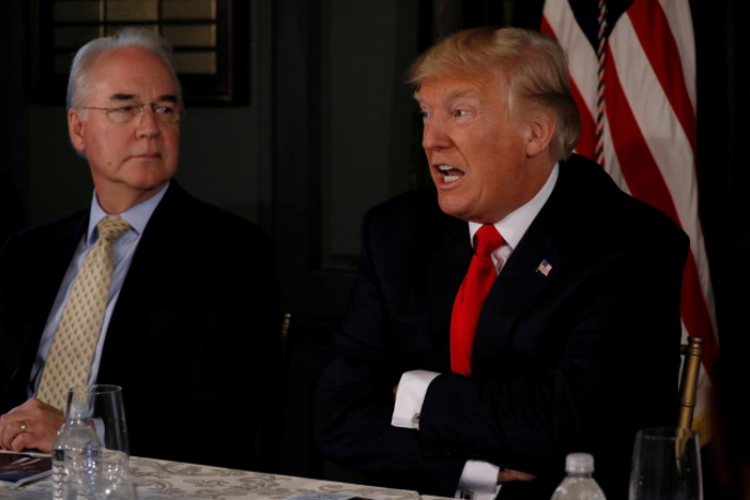 Tổng thống Trump (phải) và Bộ trưởng Y tế Price tại New Jersey đầu tháng 8. Ảnh: REUTERS