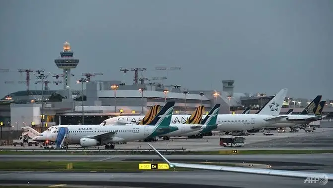 Máy bay thương mại trên đường băng sân bay quốc tế Changi (Singapore). Ảnh: AFP