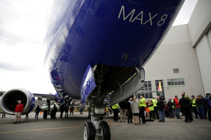 Nhân viên Boeing chụp hình trước một chiếc Boeing 737 MAX 8 được sản xuất cho hãng Southwest Airlines, nhân kỷ niệm sự kiện Boeing sản xuất 10.000 chiếc 737, tại bang Washington (Mỹ) ngày 13-3-2018. Ảnh: REUTERS