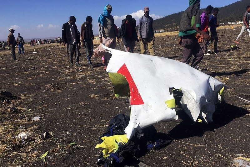 Hiện trường chiếc Boeing 737 MAX 8 rơi ở Ethiopia ngày 10-3. Ảnh: REUTERS