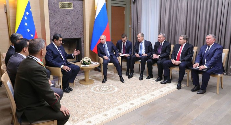 Tổng thống Venezuela Nicolas Maduro (giữa, trái) gặp Tổng thống Nga Vladimir Putin (giữa, phải) trong chuyến thăm Nga năm 2018. Ảnh: AP