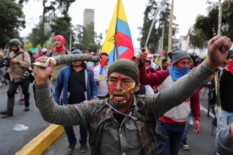 Biểu tình ở thủ đô Quito (Ecuador) ngày 8-10 phản đối các biện pháp thắt lưng buộc bụng của Tổng thống Lenin Moreno. Ảnh: REUTERS