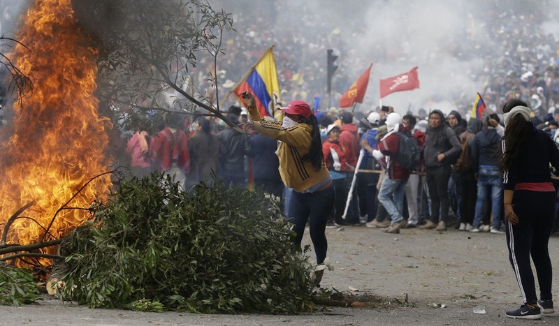 Người biểu tình phóng hỏa tại thủ đô Quito (Ecuador) ngày 8-10, phản đối các chính sách kinh tế của Tổng thống Lenin Moreno. Ảnh: AP