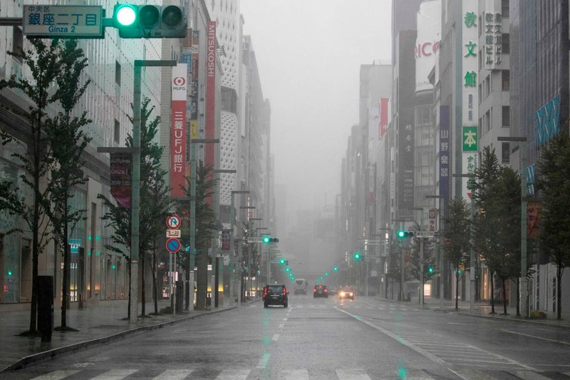 Đường phố thủ đô Tokyo trong mưa bão Hagibis. Ảnh: AFP