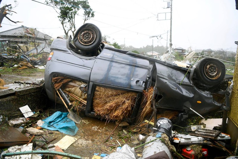 Xe lật nhào vì bão Hagibis ở TP Ichihara, tỉnh Chiba (Nhật). Ảnh: AP