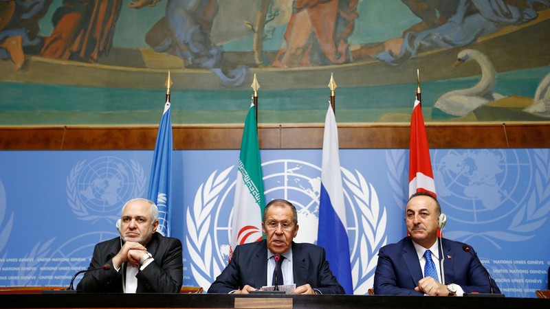 (Từ trái qua): Ngoại trưởng Iran Mohammad Javad Zarif, Ngoại trưởng Nga Sergei Lavrov, và Ngoại trưởng Thổ Nhĩ Kỳ Mevlut Cavusoglu họp báo chung tại Geneva (Thụy Sĩ) ngày 29-10. Ảnh: REUTERS